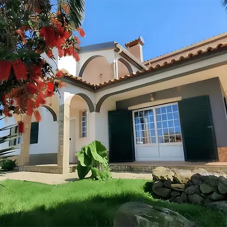 Great For Families In Lourinhã-double Rooms-private Baths-free Parking&extra Bed Quarto em Acomodações Particulares *